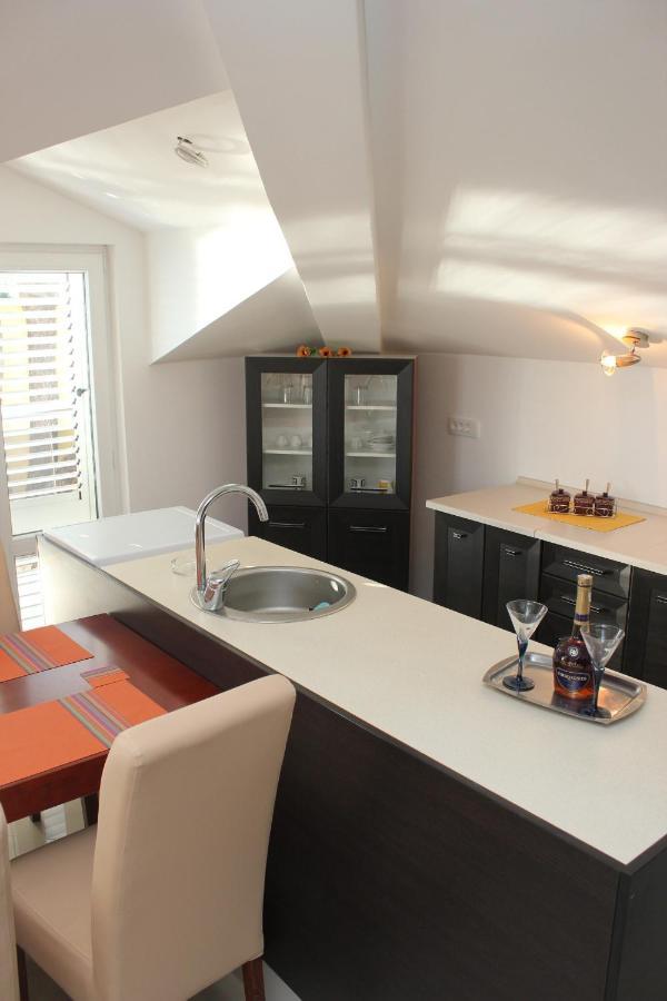 Ferienwohnung Penthouse By The Sea Tivat Exterior foto